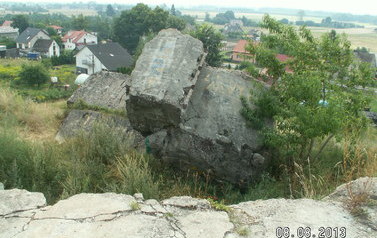 Widok na pozostałości bunkr&oacute;w w Starym Kurowie