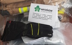 Na zdjęciu widać rękawice ochronne zakupione dla strażak&oacute;w OSP Błotnica w ramach programu Mały Strażak 2020