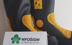 Na zdjęciu widać obuwie ochronne zakupione dla strażak&oacute;w OSP Błotnica w ramach programu Mały Strażak 2020