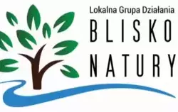 Drzewo narysowane i niebieska wstęga obok napis Lokalna Grupa Działania Blisko Natury