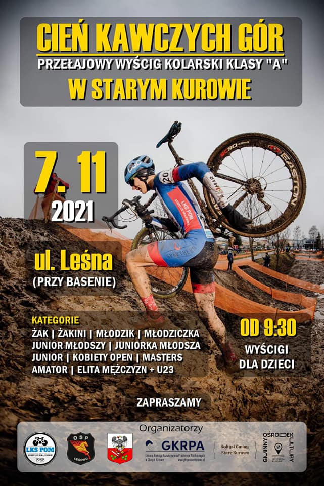 Plakat informacyjny Cień kawczych gór, 7 listopada 2021 ulica Leśna w Starym Kurowie. Szare tło, żółte i białe napisy. W tle kolarz na trasie wyścigu. 