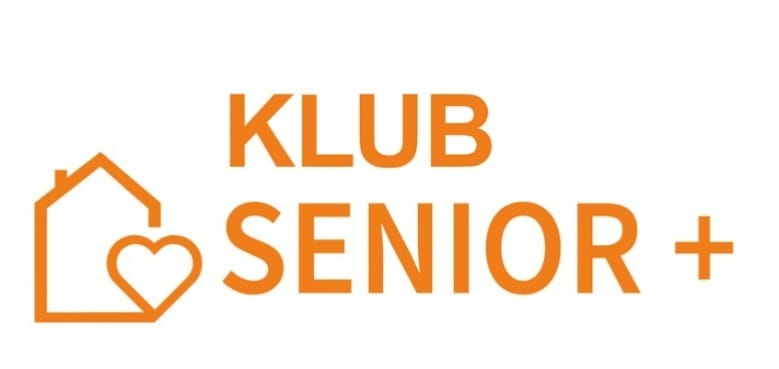 Na zdjęciu widnieje pomarańczowe logo programu Senior + Klub Seniora