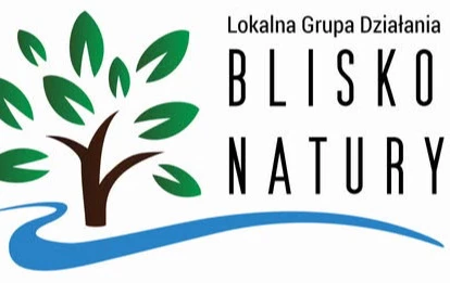 Drzewo narysowane i niebieska wstęga obok napis Lokalna Grupa Działania Blisko Natury